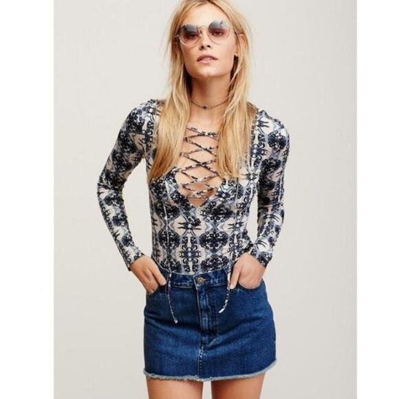 Free people Mai Tai slinky Top stretch long sleeve white blue size M NWT cut out - Picture 1 of 11